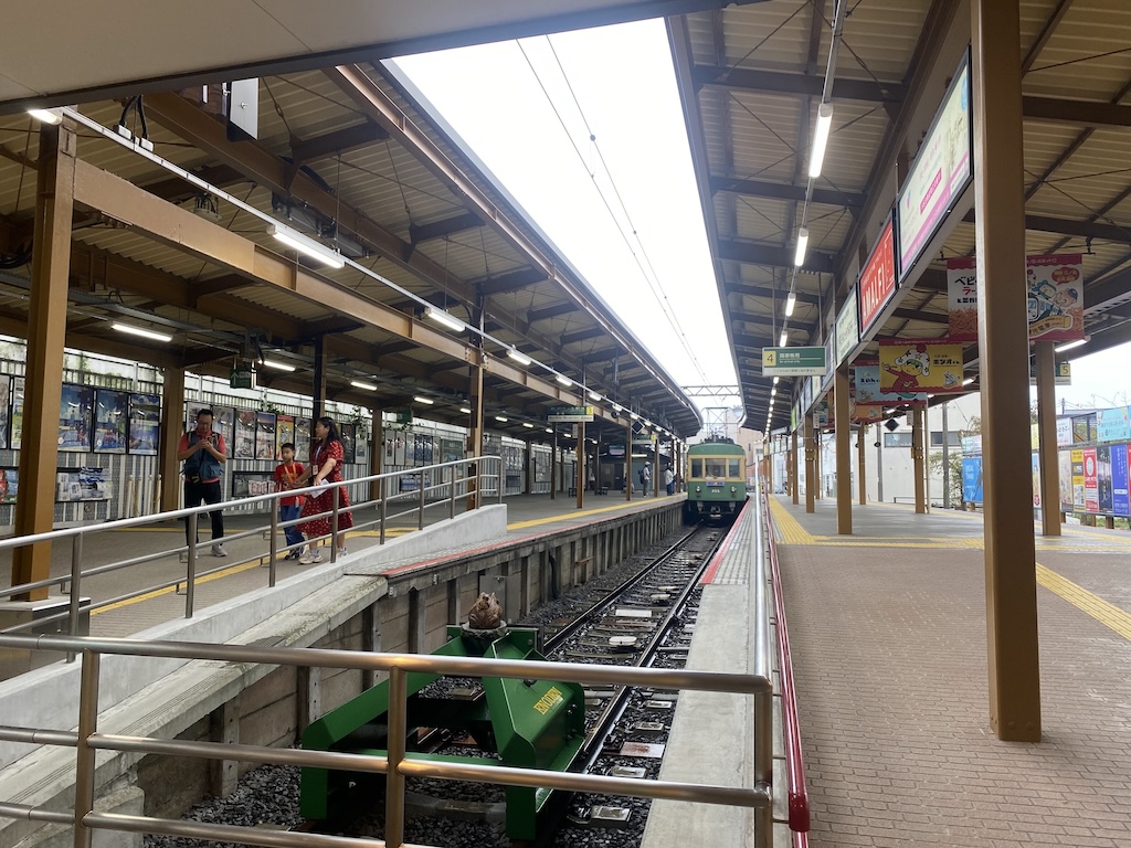 火車出站，月台冷清了一下，就一下下。