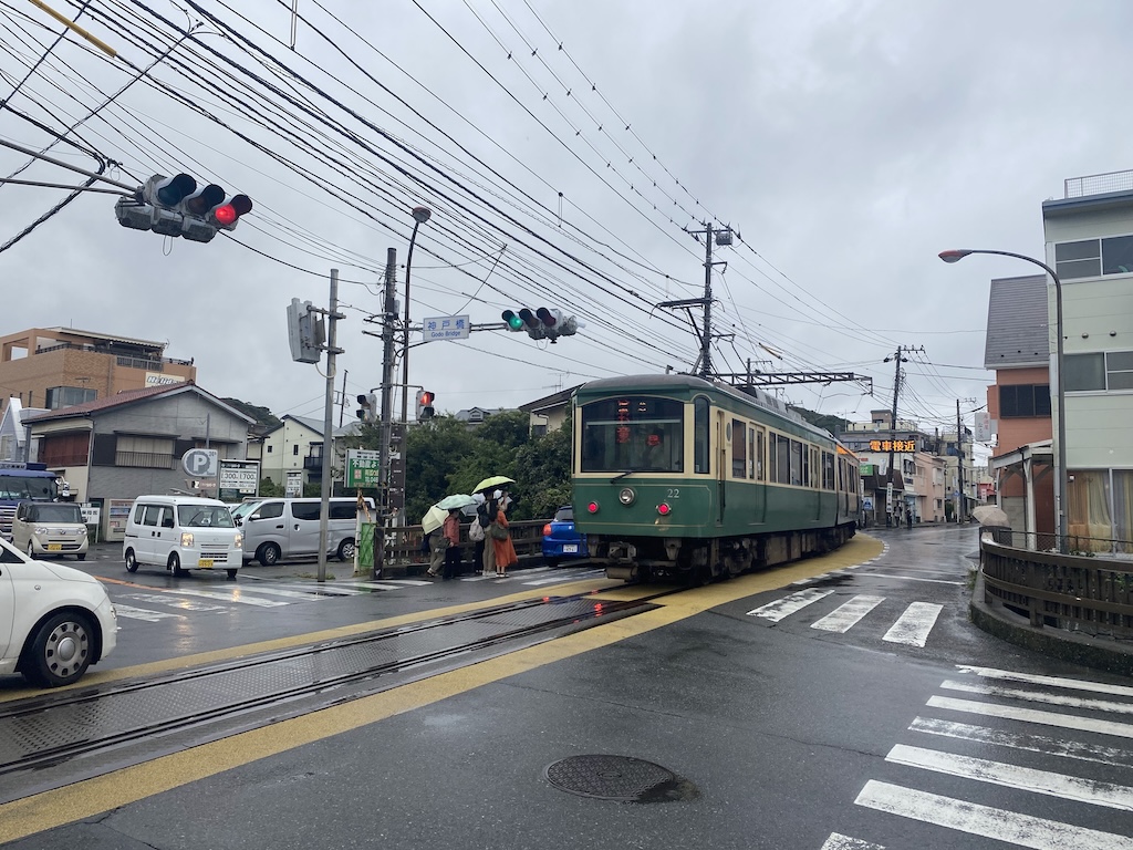 腰越車站外的江之電。