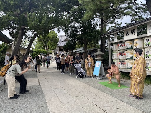 大人歡天喜地，小孩哭天搶地！  🤣