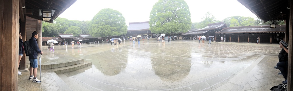 主體看起來很莊嚴，但是遊客太多，感覺不到所謂「神道」。