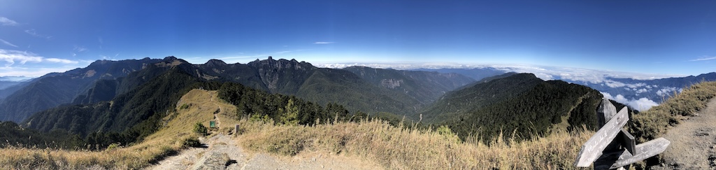 從桃山看雪山與大霸尖山。