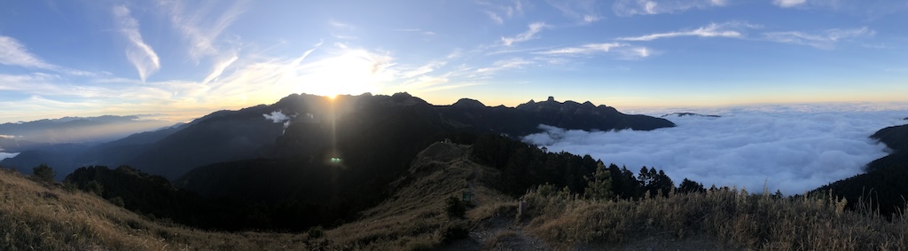 搭完帳篷後又走回桃山拍照，日落時分的山景果然有些不同。