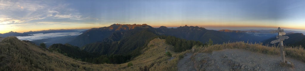 桃山山頂看日出。