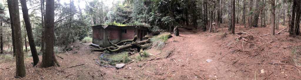 回程時繞回去看工寮。