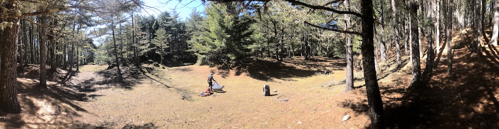 在足球場營地晒帳篷。