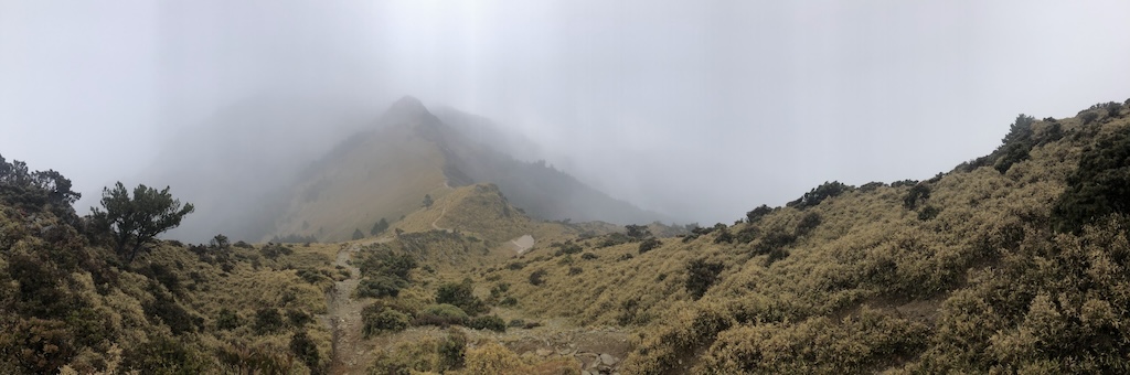 天候不佳，雲霧繚繞，山巒依舊引人入勝。