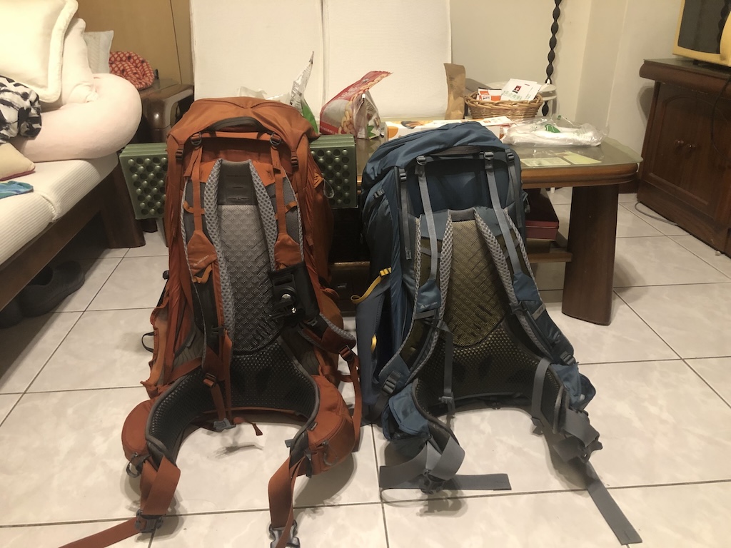 橘色背包含水預計十二公斤，藍色背包預計六公斤。