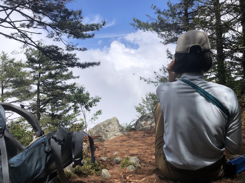 爬升四百公尺後來到一塊小空地，這也是到馬武佐野郡山之前唯一的開闊處，可惜今天白牆。