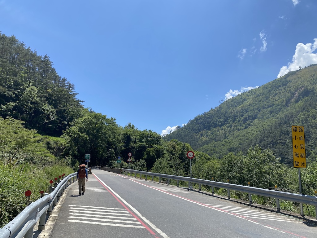 南湖圈谷太遠太累，南湖登山口倒是輕鬆愜意，剛好打發等公車的時間。