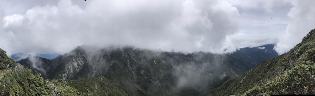 往秀馬鞍部途中。