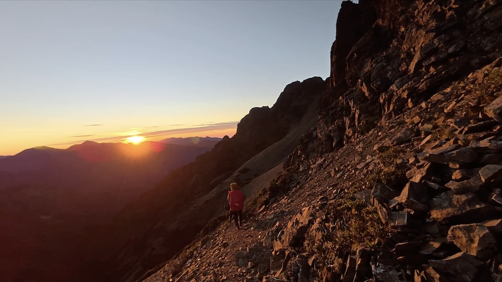 被朝日染紅的碎石坡