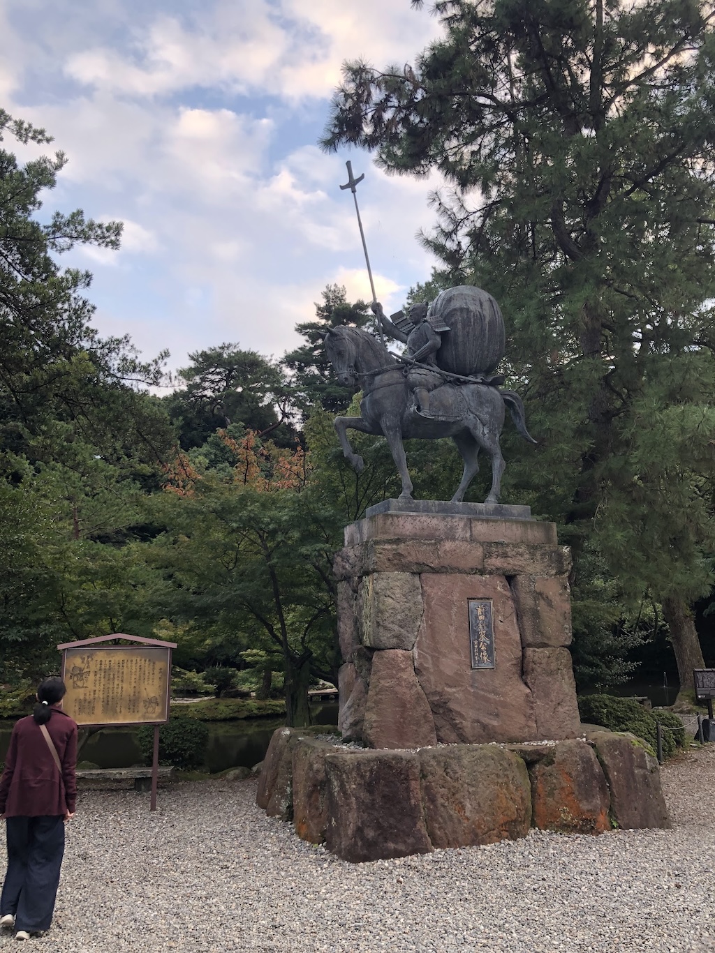 前田利家騎馬佩戴母衣的雕像